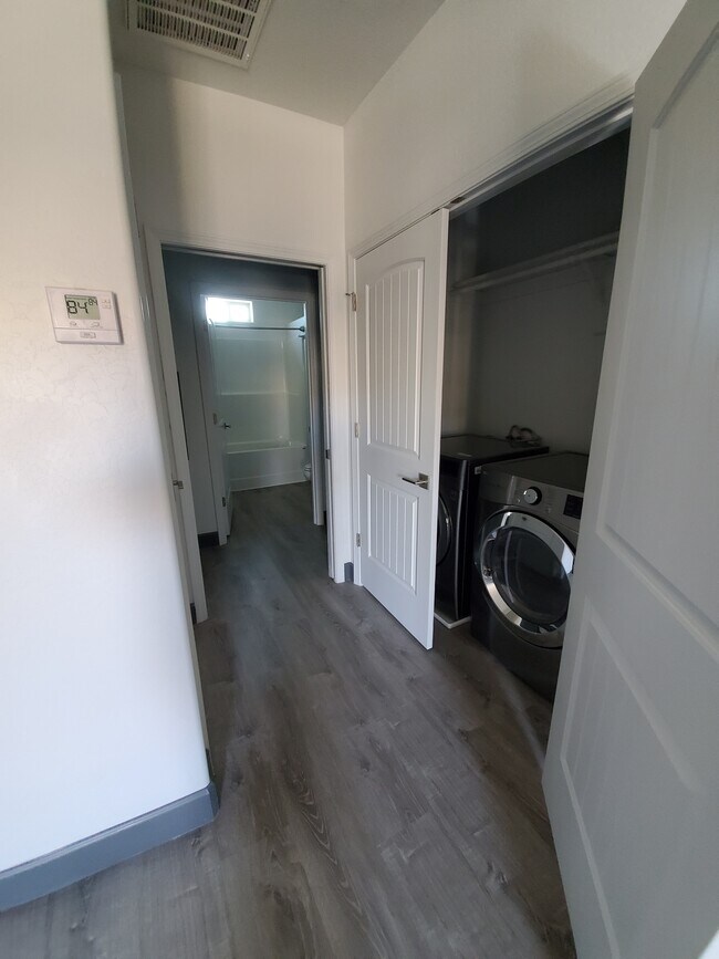 Building Photo - 521 E Mission Ln