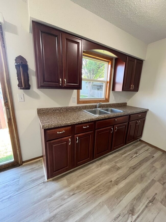 Building Photo - 2 Bed/1 Bath Duplex with Garage and Unfinished Basement!