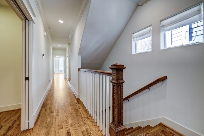 Building Photo - 2409 Morse St