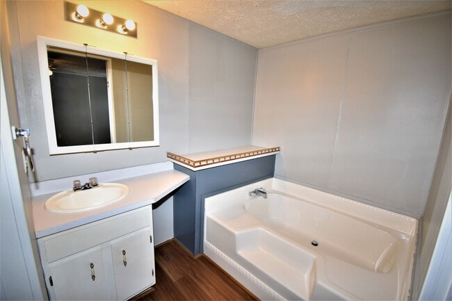 Building Photo - 3 Bedroom Pet Friendly Home For Rent in Th...