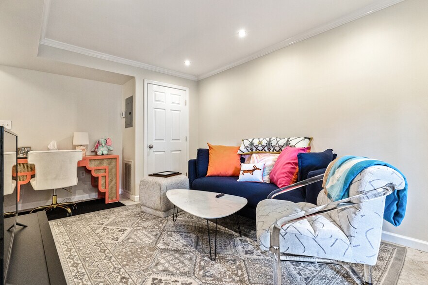 Living room/utility closet - 1304 Belmont St NW