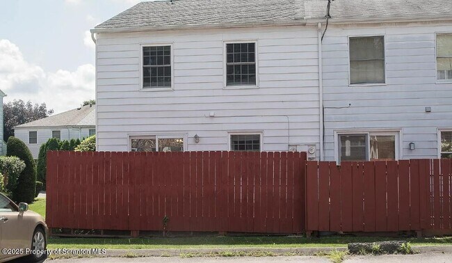 Building Photo - 166 Haverford Dr