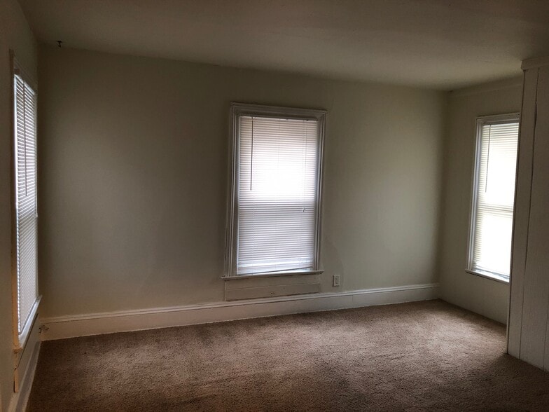 Building Photo - 516 E Chestnut St