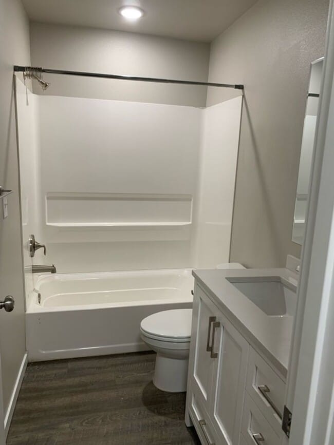 Building Photo - 2 Bedroom Apartment in Jewel Lake!