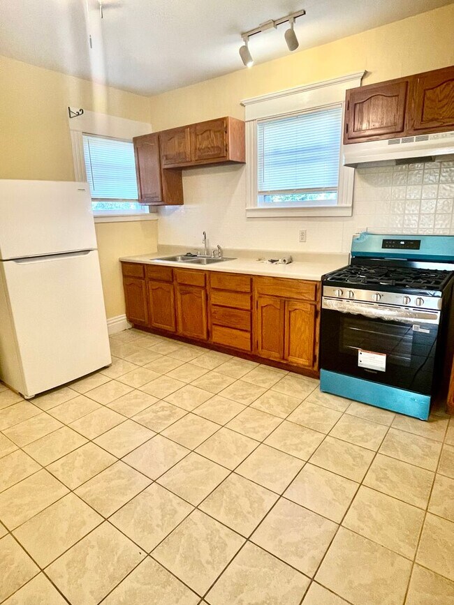Building Photo - Spacious 3 Bed/2 Bath Home Minutes from Do...