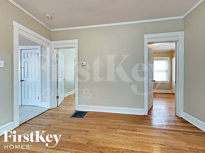 Building Photo - 5143 W Fletcher St