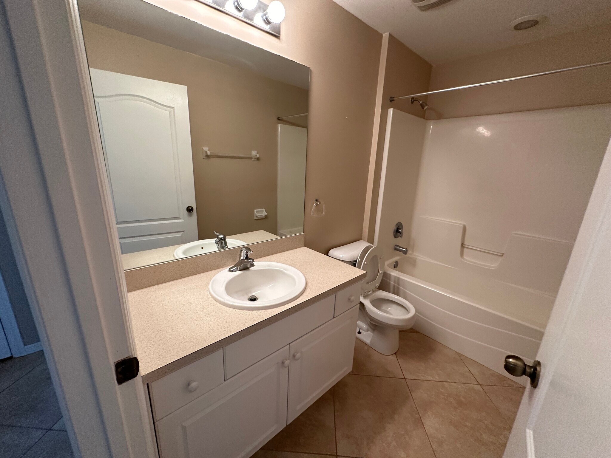 Building Photo - 4124 NE 8th Pl