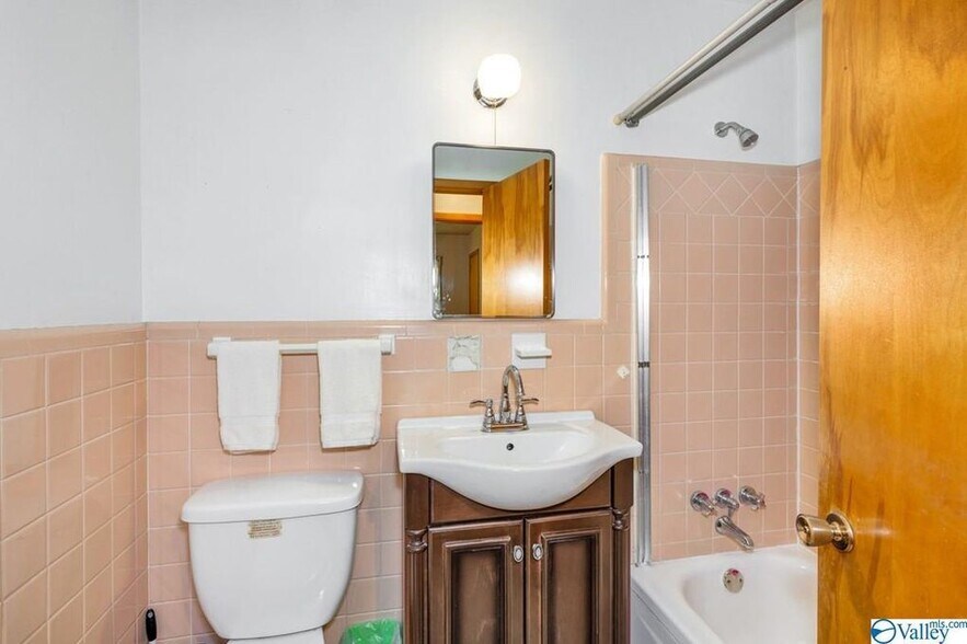 Building Photo - 2622 Brookline Dr NW