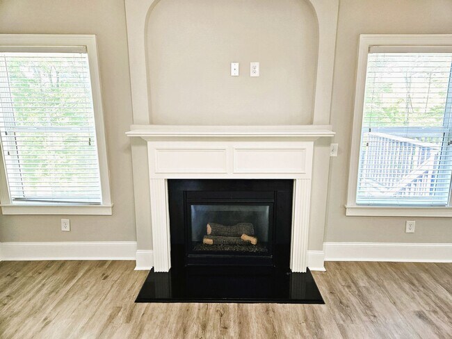 Building Photo - 5 Bedroom / 4 Bath Single Family Home