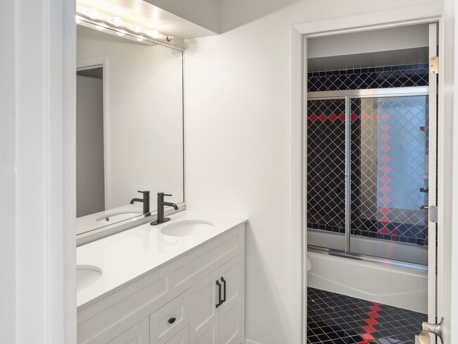 Building Photo - 3320 Lakewood Ct