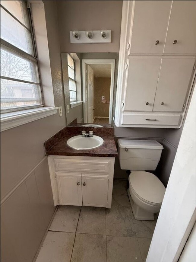 Building Photo - 4 BedroomHome Available!