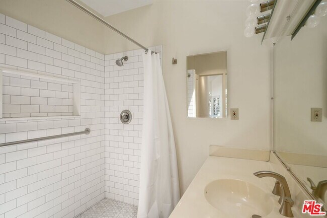 Building Photo - 2534 Wellesley Ave