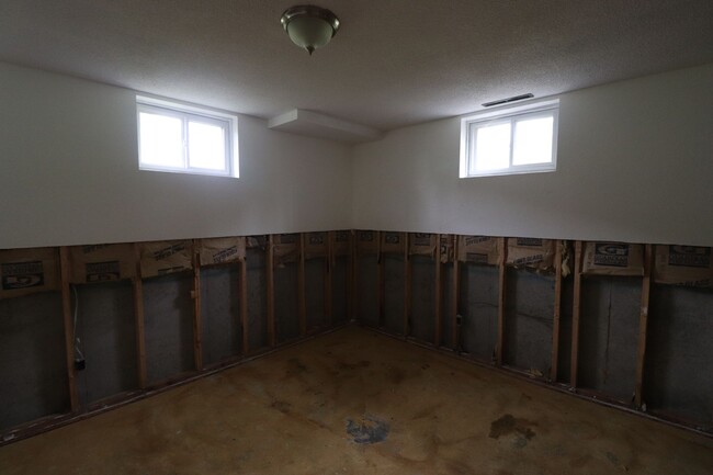 Building Photo - Spacious home for rent!