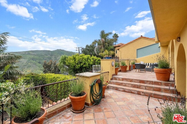 Building Photo - 4372 Hillview Dr