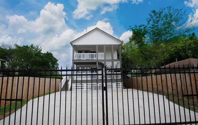 Building Photo - 819 E 40th St