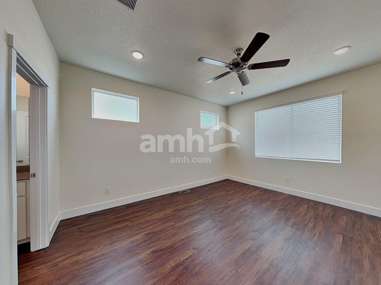 Building Photo - 2990 N Vigo Ave