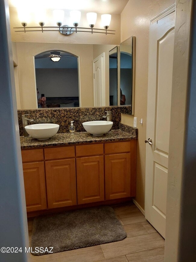 Building Photo - 9674 E Country Ct