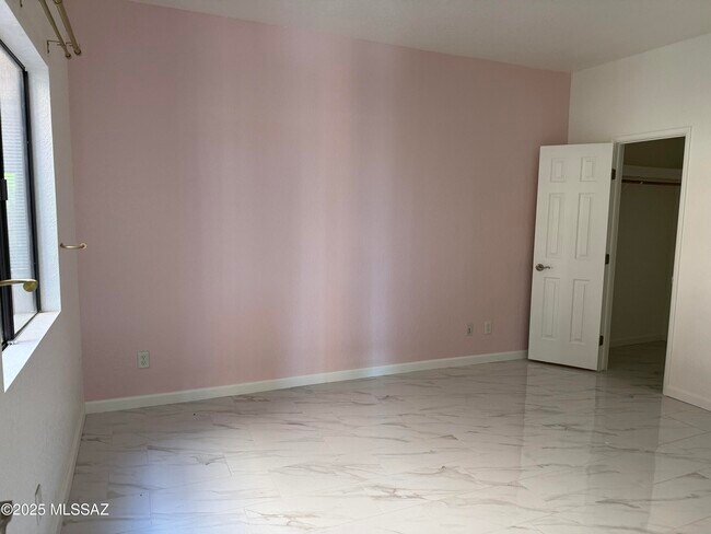 Building Photo - 5051 N Sabino Canyon Rd