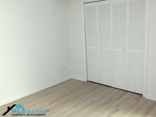 Building Photo - 4100-4105 Five Oaks Dr