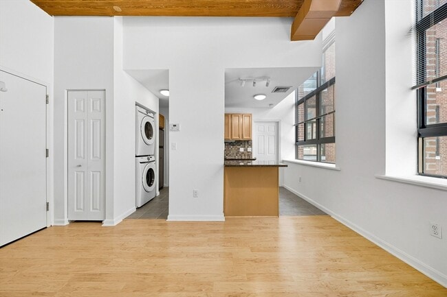 Building Photo - 10 Linwood St