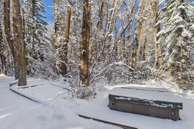 Building Photo - 645 Sneaky Ln