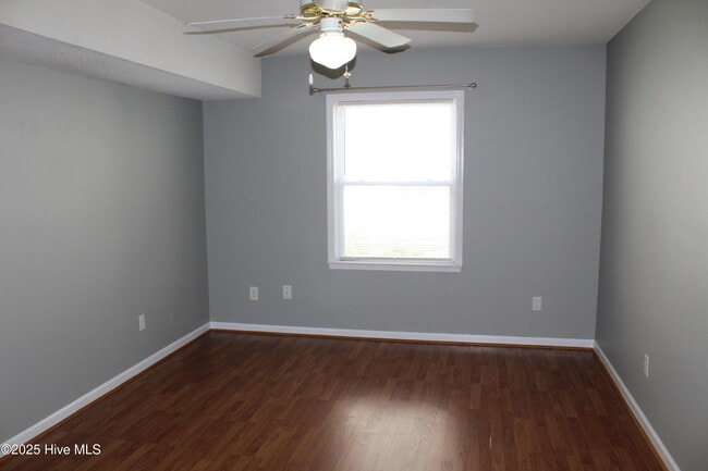 Building Photo - 933 Perrin Dr