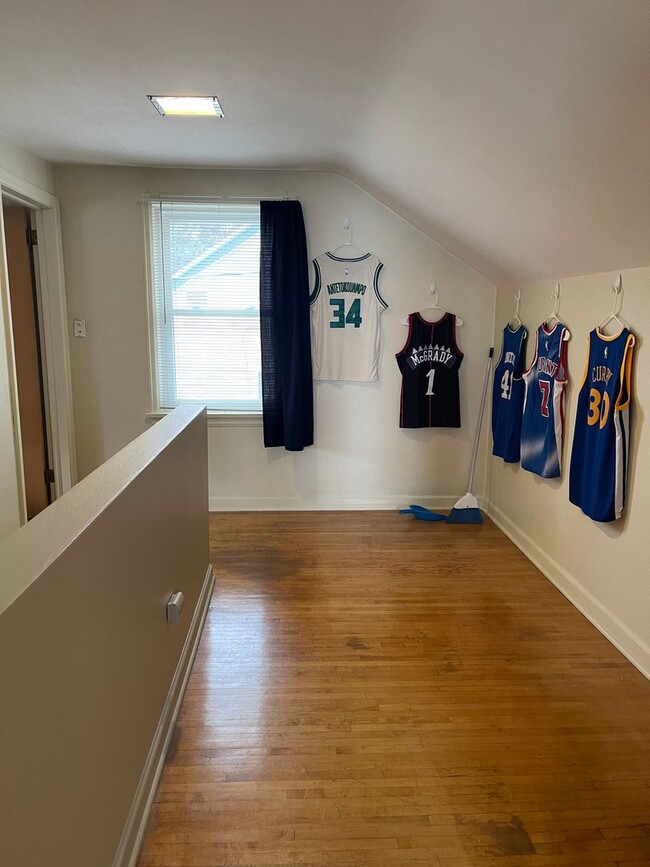 Building Photo - AVAILABLE JUNE 1ST -4 bed/ 2 bath Home Near Campus!