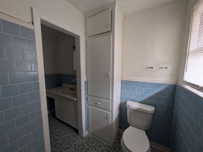 Building Photo - 302 Bridal Wreath Ave