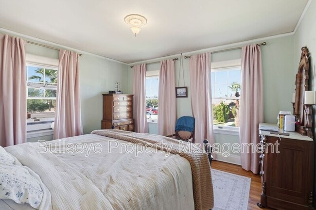 Building Photo - 525 W Lynwood St