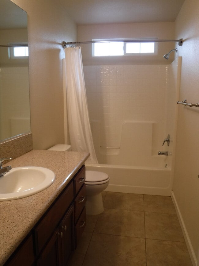 Building Photo - Great 4 Bedroom Condo With Upgrades! Highland Park Subdivision