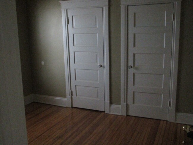 Building Photo - 556 S 26th Ave