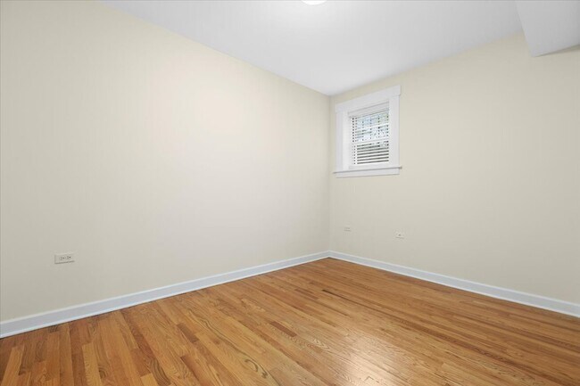 Building Photo - 6750 N Greenview Ave