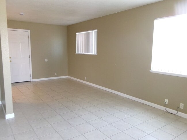 Building Photo - TRIPLEX OAKDALE