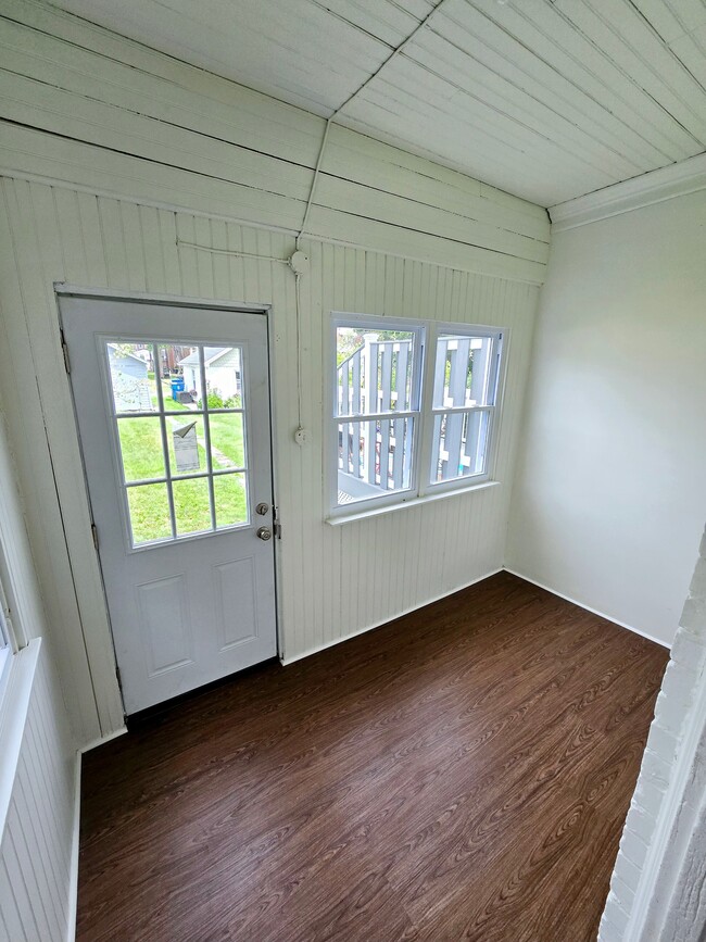 Sunroom/ Breakfast Nook - 335 York Ave