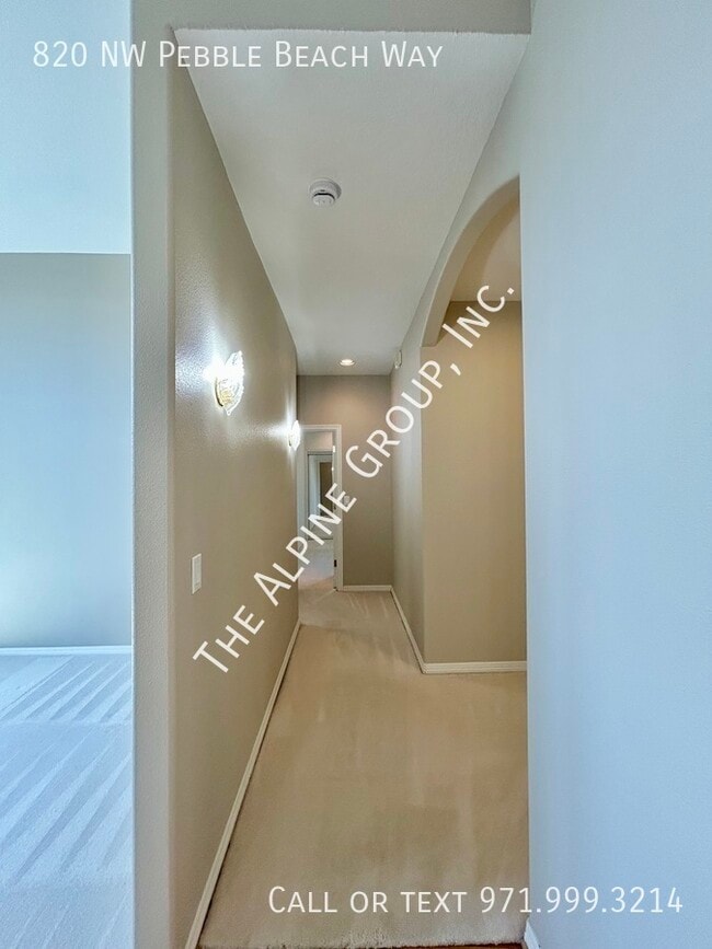 Building Photo - 820 NW Pebble Beach Way