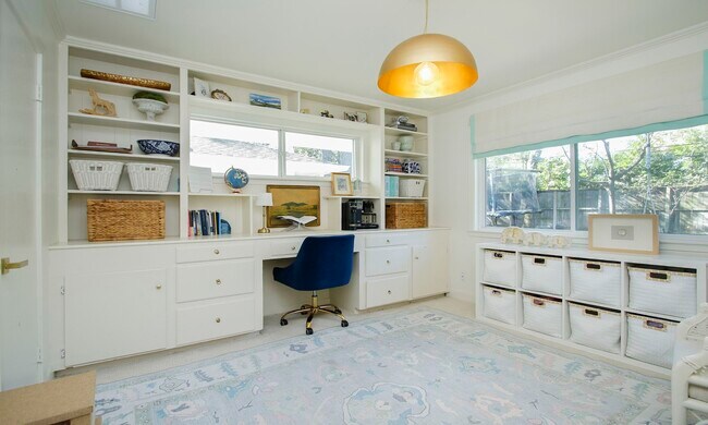 Building Photo - 827 St George Ln