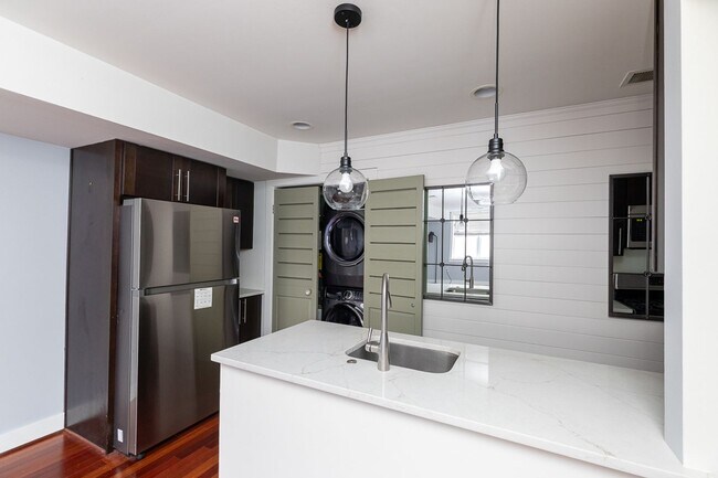 Building Photo - Chevy Chase Area One Bed, One Bath Condo R...