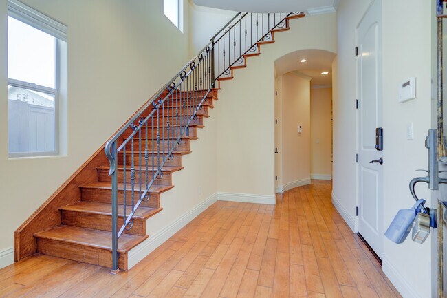 Building Photo - 612 N Juanita Ave