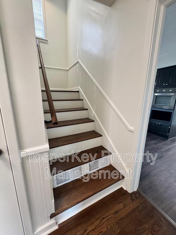 Building Photo - 419 Victoria Dr