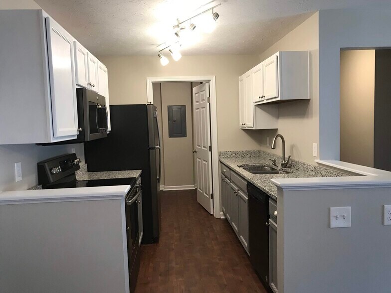 Kitchen - 636 Friars Ln
