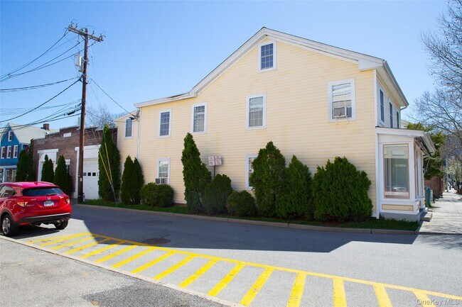 Building Photo - 296 Main St