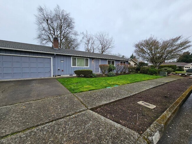 Building Photo - 3 Bedroom, 2 Bathroom in N. Coburg Rd Area