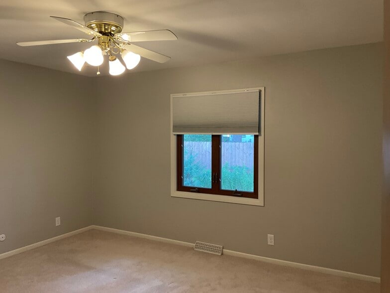 Bedroom two - 419 Peachtree Cir
