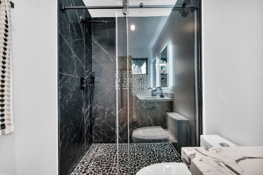 Building Photo - 653 N Wilton Pl