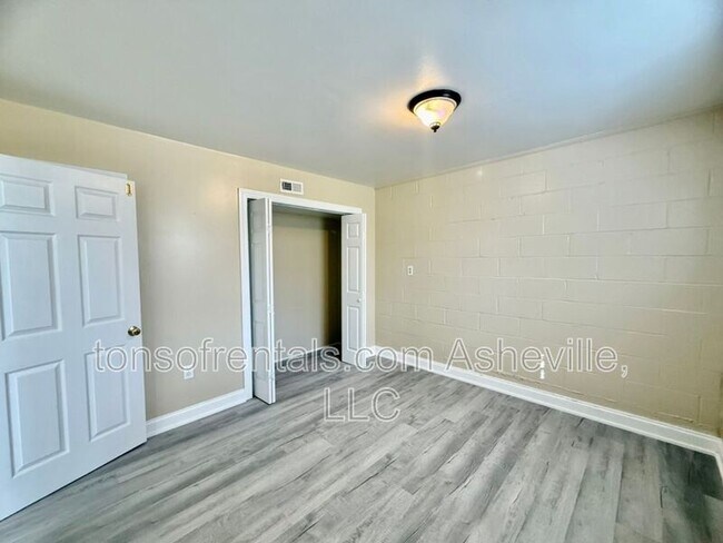 Building Photo - 161 Dogwood Dr