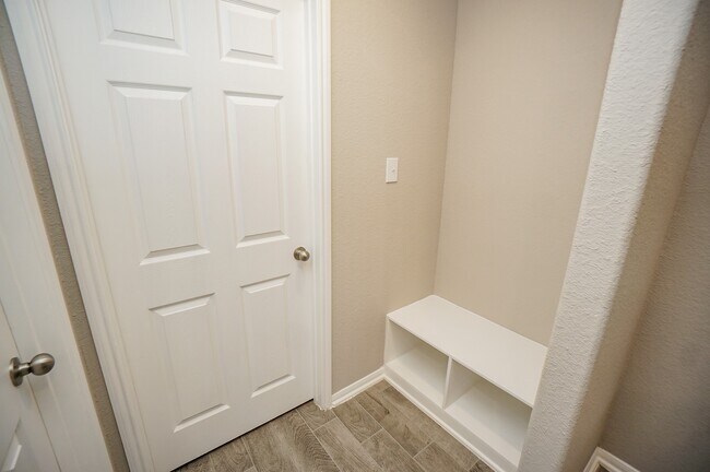 Building Photo - 5463 Grand View Dr