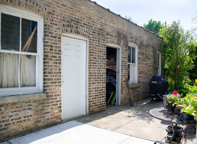 Building Photo - 2121 W Morse Ave
