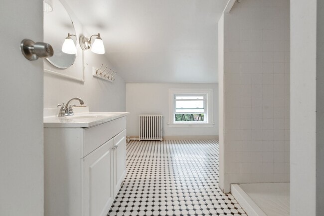 Building Photo - 277 Crown St