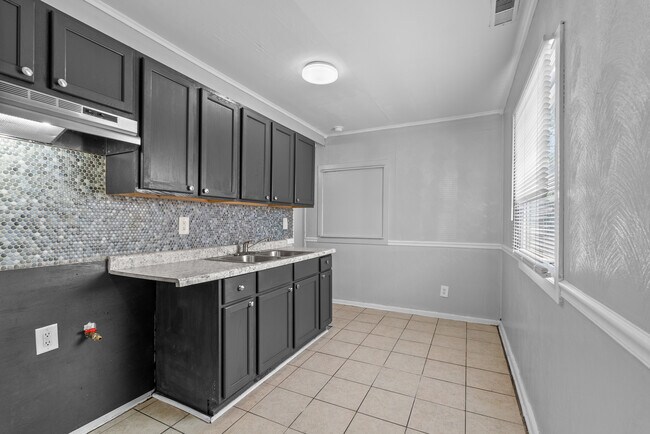 Building Photo - 313 N 42nd St