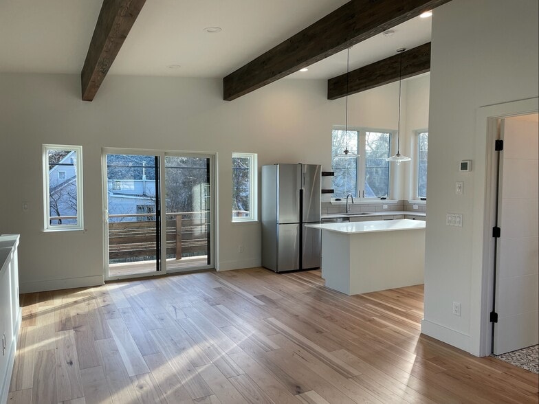 Building Photo - 220 S Willson Ave